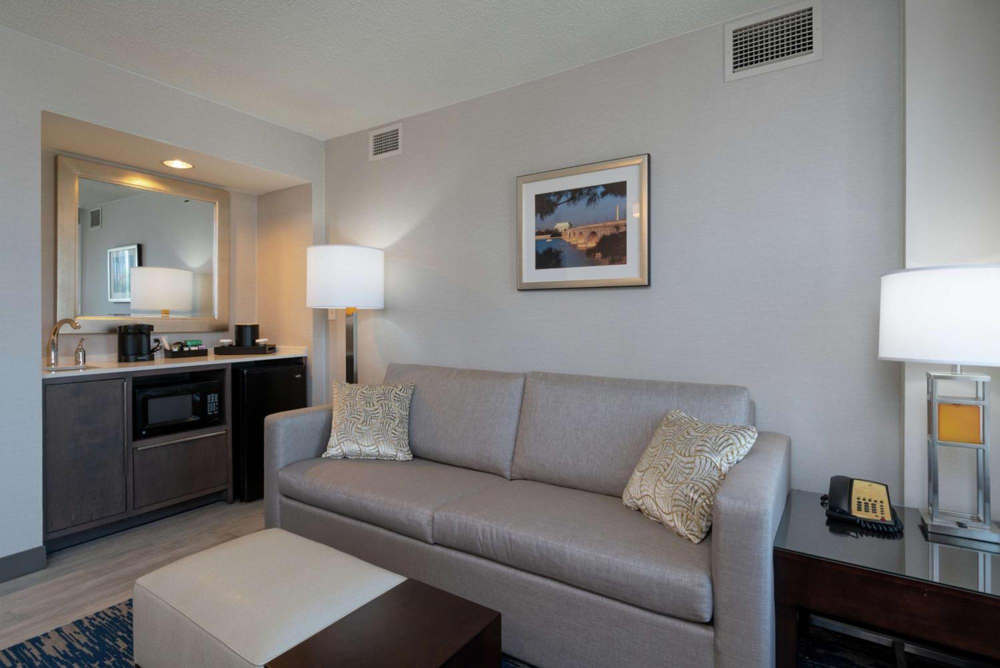 Embassy Suites By Hilton Alexandria Old Town Εξωτερικό φωτογραφία