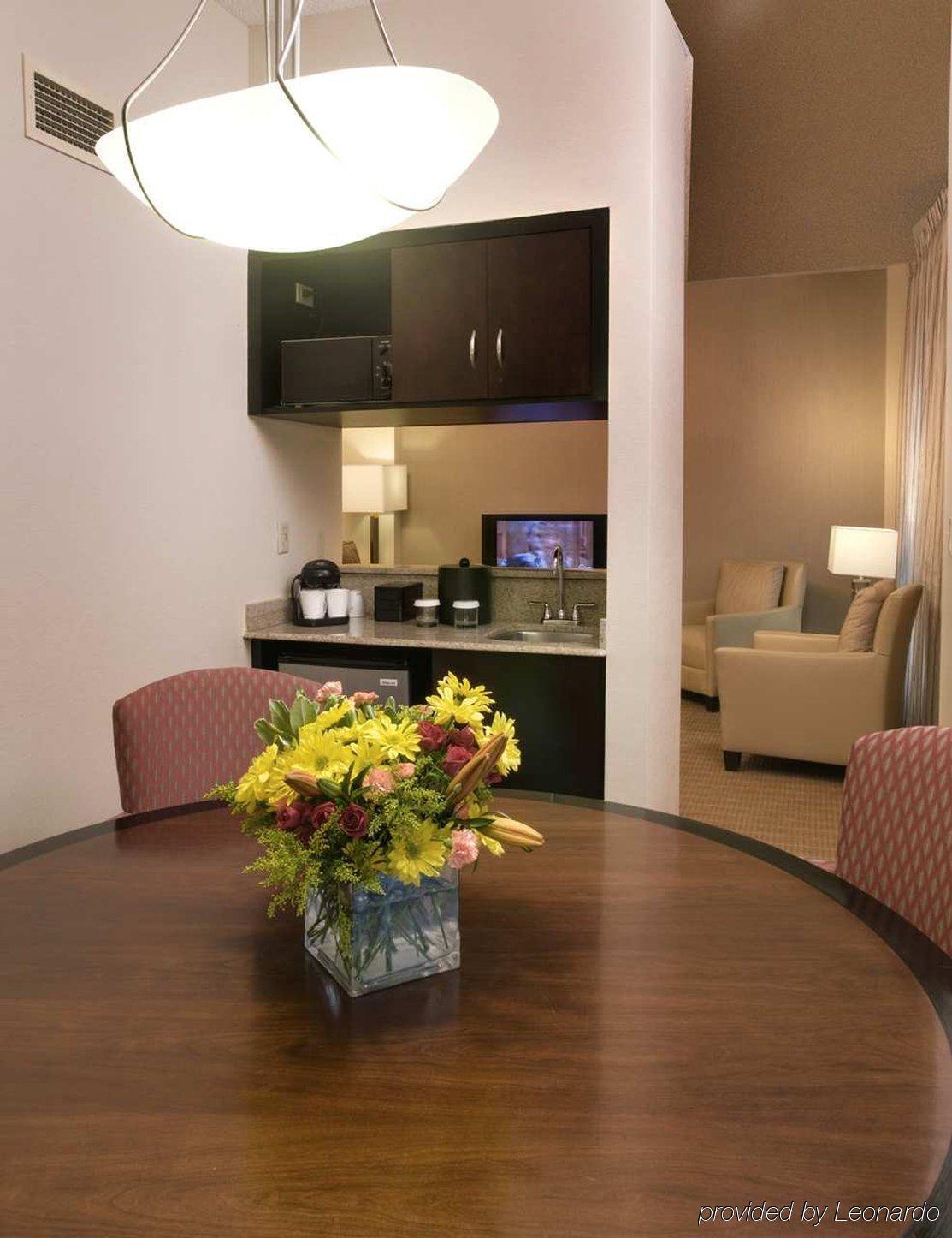 Embassy Suites By Hilton Alexandria Old Town Δωμάτιο φωτογραφία